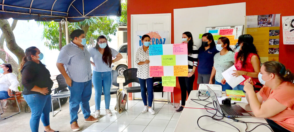 Educadoras participan en taller de formación sobre cultura de paz en El Salvador
