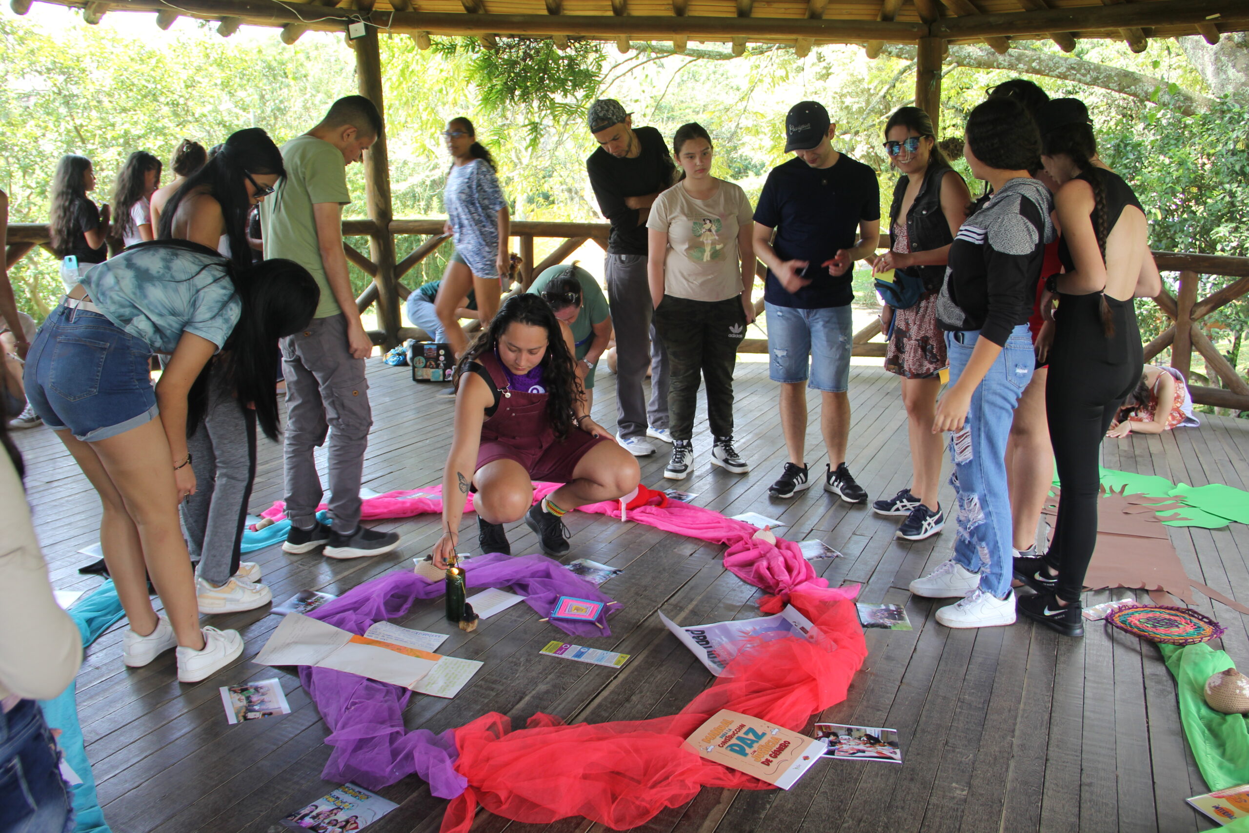Mujeres y hombres adolescentes participan en la actividad de cierre del Proyecto Interpaz en Medellin
